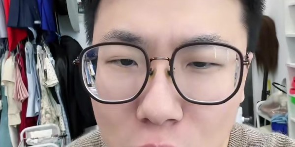 开云体育-解说：詹姆斯今天失误太多&amp;amp;确实老了 里夫斯真厉害&amp;amp;休赛季咋续约