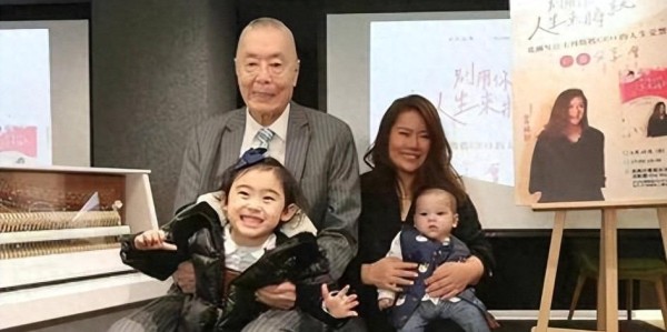 开云体育app-87岁刘诗昆：住美国600平豪宅，和三婚妻子儿女双全，享天伦之乐