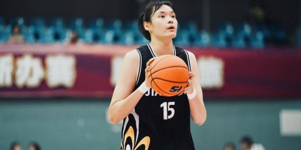 开云体育-轰17+5力扛坎贝奇！中国女篮26岁2米悍将进化：宫鲁鸣征召她？|许晨妍|三分球|季后赛|中锋|娜塔莎·霍华德_新浪新闻