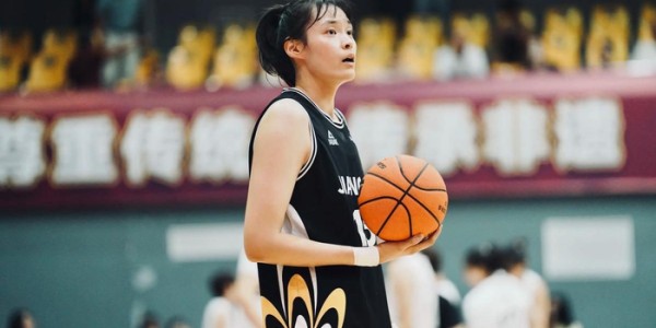 开云体育-轰17+5力扛坎贝奇！中国女篮26岁2米悍将进化：宫鲁鸣征召她？|许晨妍|三分球|季后赛|中锋|娜塔莎·霍华德_新浪新闻