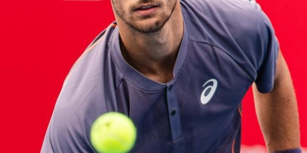 开云体育app-穆塞蒂“三新”香港亮相 希望2025大满贯继续突破